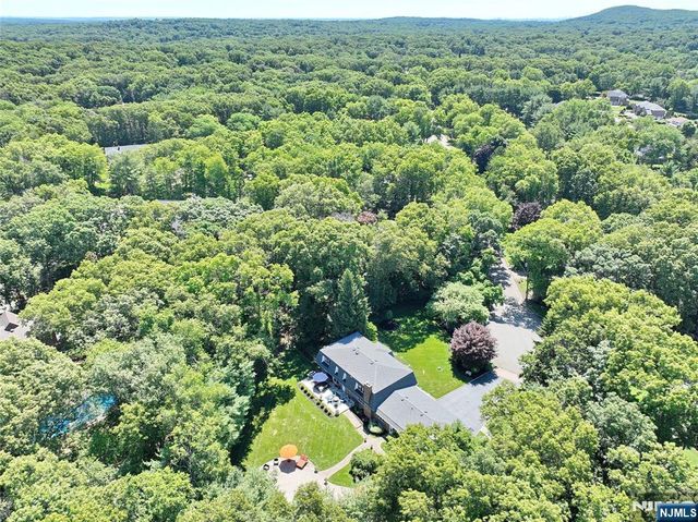 252 Bayberry Lane, Franklin Lakes, NJ 07417