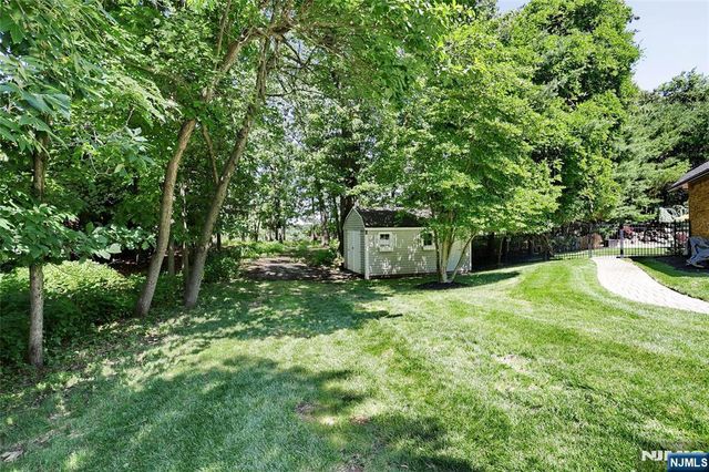252 Bayberry Lane, Franklin Lakes, NJ 07417