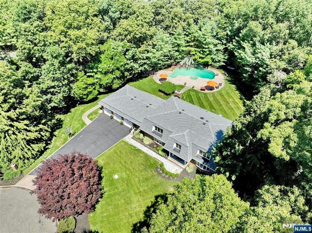 252 Bayberry Lane, Franklin Lakes, NJ 07417