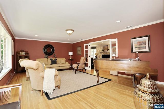 252 Bayberry Lane, Franklin Lakes, NJ 07417