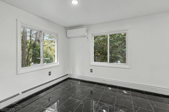 15 Cherry St, Newton Town, NJ 07860