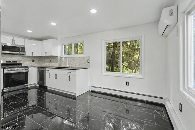 15 Cherry St, Newton Town, NJ 07860