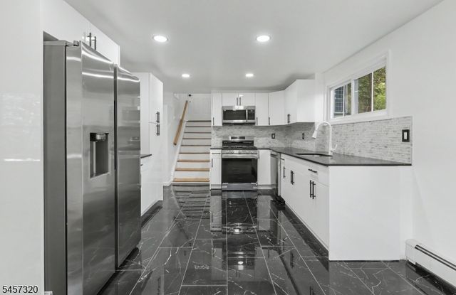 15 Cherry St, Newton Town, NJ 07860