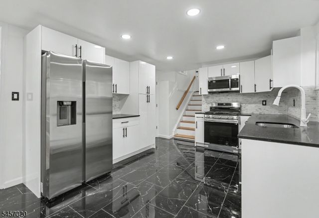 15 Cherry St, Newton Town, NJ 07860