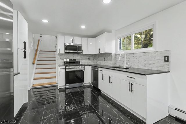 15 Cherry St, Newton Town, NJ 07860