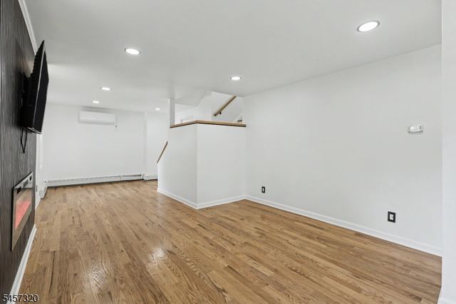 15 Cherry St, Newton Town, NJ 07860
