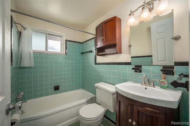 11026 Middlebelt Road, Livonia, MI 48150