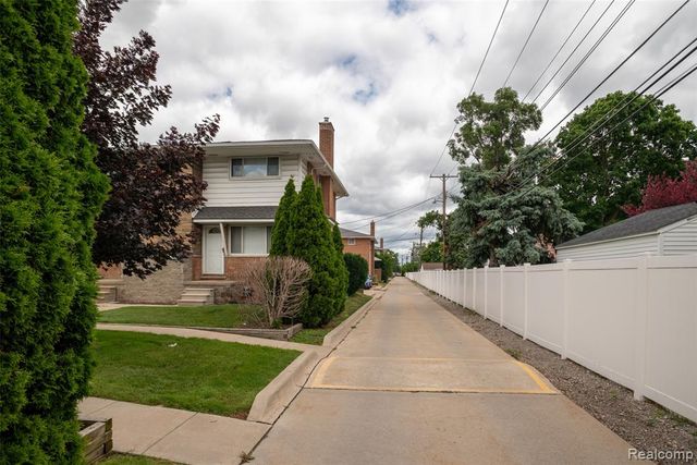 11026 Middlebelt Road, Livonia, MI 48150