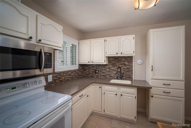 11026 Middlebelt Road, Livonia, MI 48150