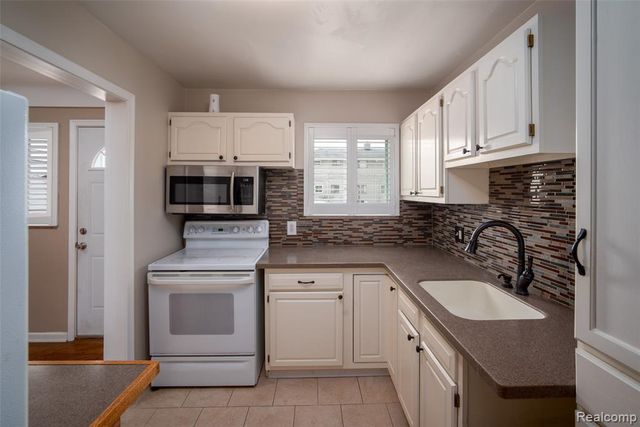 11026 Middlebelt Road, Livonia, MI 48150