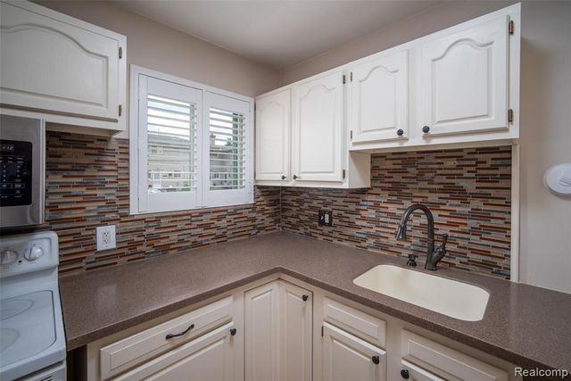 11026 Middlebelt Road, Livonia, MI 48150