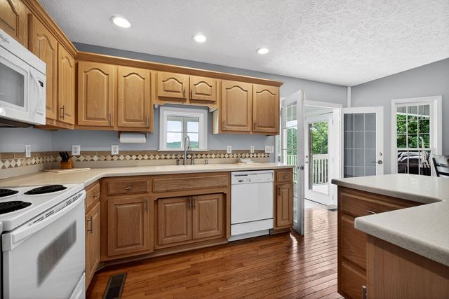 1038 Lakeside Dr, Smithville, TN 37166