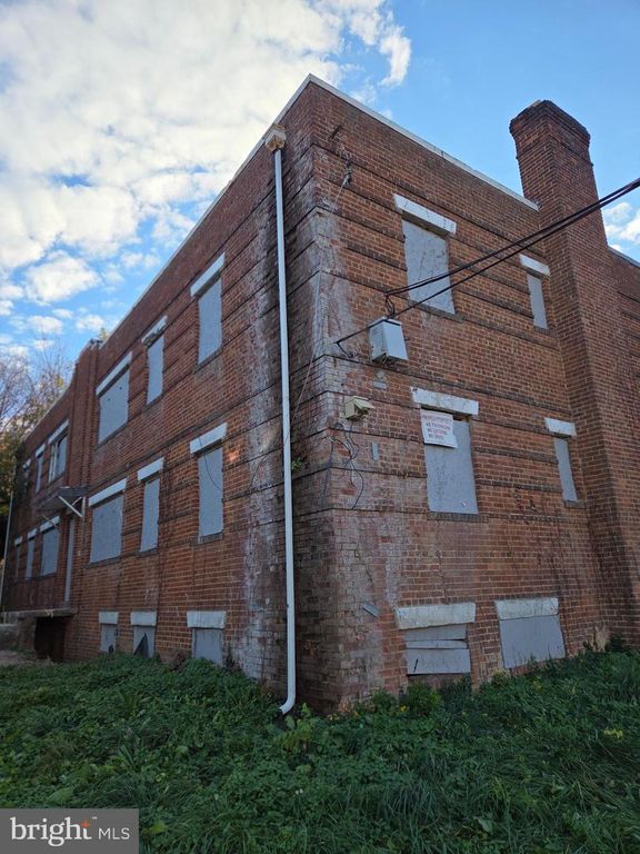 4639 HILLSIDE RD SE, Washington, DC 20019