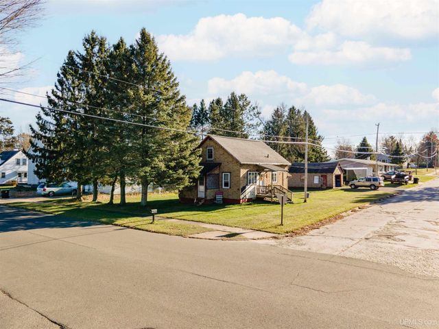 302 Blossom Street, Iron River, MI 49935