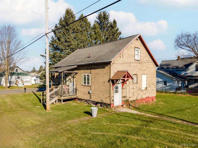 302 Blossom Street, Iron River, MI 49935