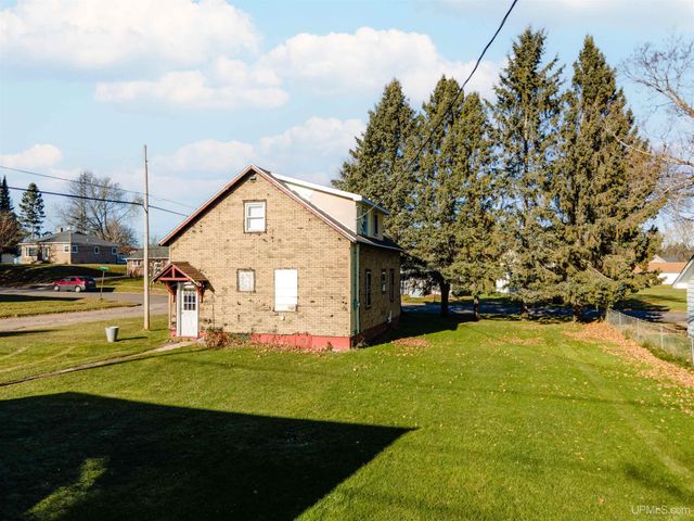 302 Blossom Street, Iron River, MI 49935