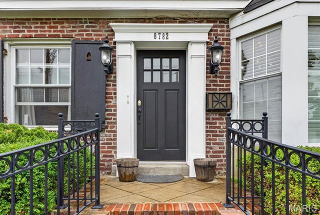 8782 Lawn Avenue, St Louis, MO 63144