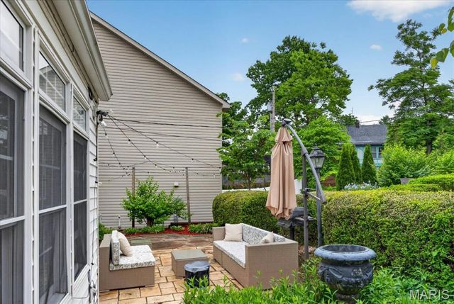 8782 Lawn Avenue, St Louis, MO 63144