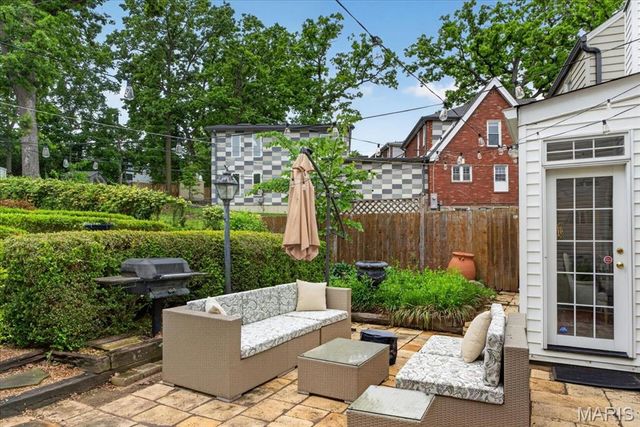 8782 Lawn Avenue, St Louis, MO 63144