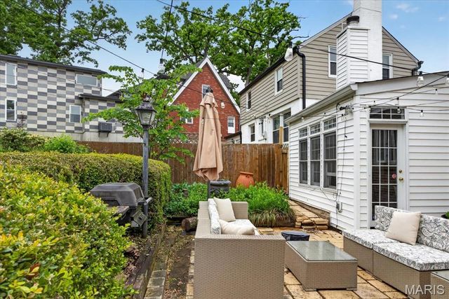 8782 Lawn Avenue, St Louis, MO 63144