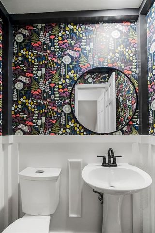 6907 Edgevale Road, Kansas City, MO 64113