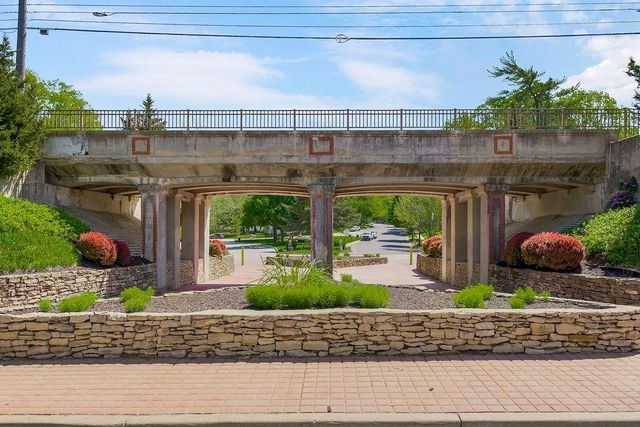 6907 Edgevale Road, Kansas City, MO 64113