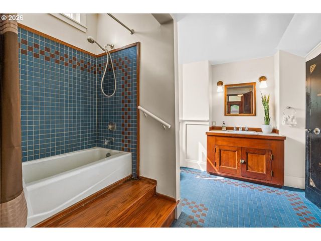 1111 Nw 25TH Ave 1, Portland, OR 97210