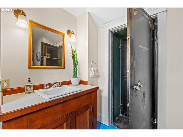 1111 Nw 25TH Ave 1, Portland, OR 97210