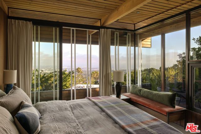 1515 N Tigertail Road, Los Angeles, CA 90049
