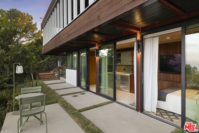 1515 N Tigertail Road, Los Angeles, CA 90049