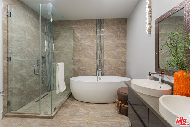 120 S Crescent Drive 304, Beverly Hills, CA 90212