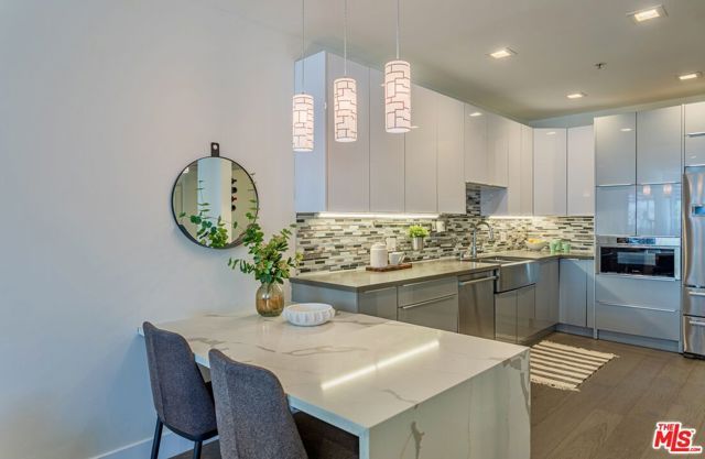 120 S Crescent Drive 304, Beverly Hills, CA 90212