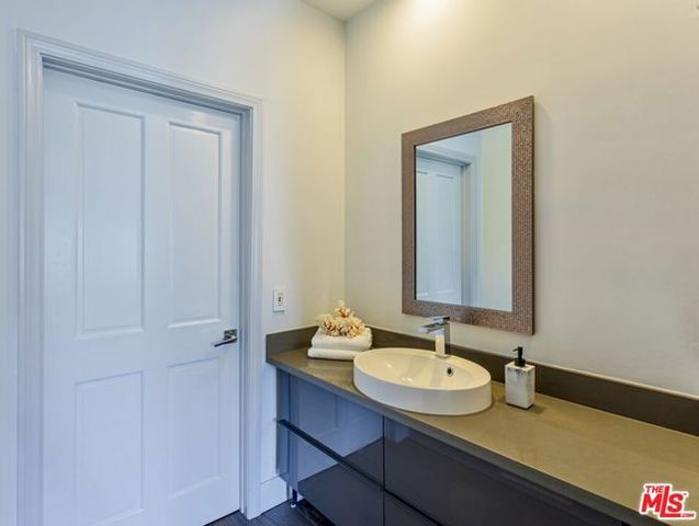 120 S Crescent Drive 304, Beverly Hills, CA 90212