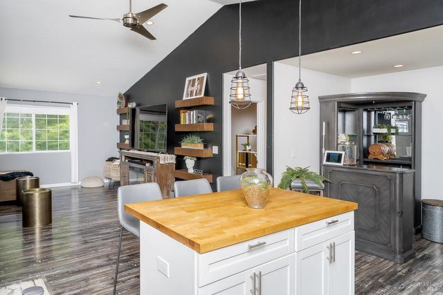 1081 Arroyo Grande Dr, Napa, CA 94558