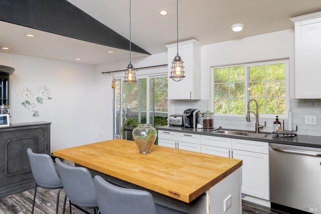 1081 Arroyo Grande Dr, Napa, CA 94558