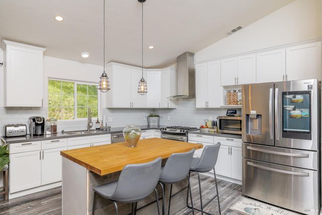 1081 Arroyo Grande Dr, Napa, CA 94558