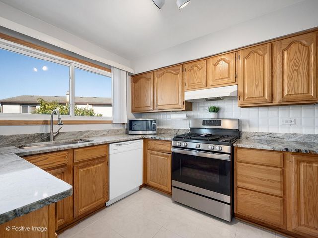 96 Brookside Drive, Glendale Heights, IL 60139