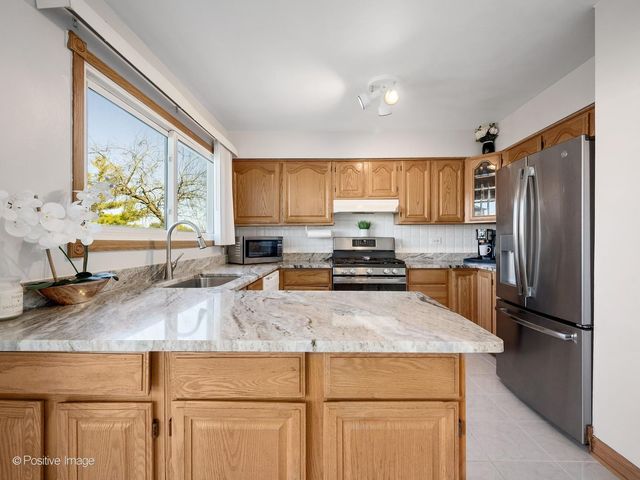96 Brookside Drive, Glendale Heights, IL 60139