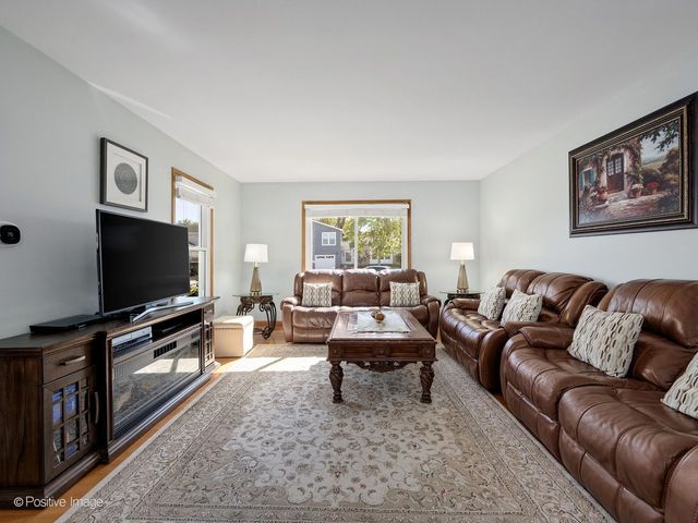 96 Brookside Drive, Glendale Heights, IL 60139