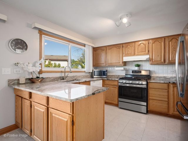 96 Brookside Drive, Glendale Heights, IL 60139