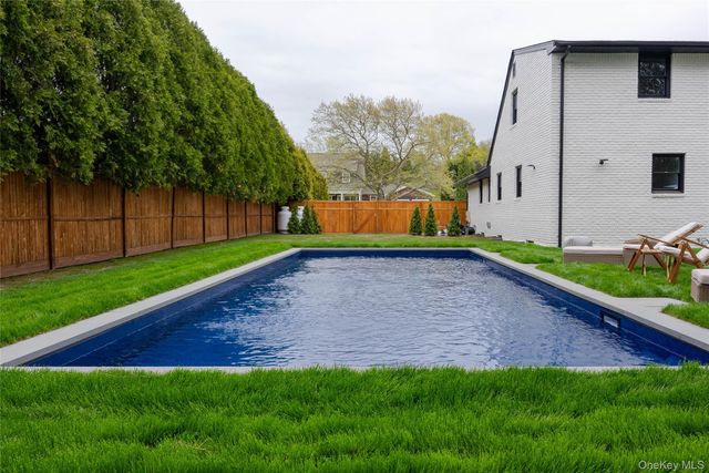 17 Underhill Drive, Southampton, NY 11968