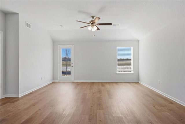 2784 Woodfield Drive, Tonganoxie, KS 66086