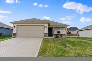 2784 Woodfield Drive, Tonganoxie, KS 66086