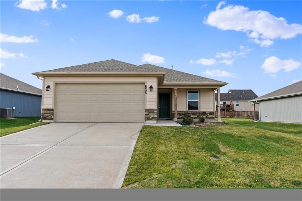 2784 Woodfield Drive, Tonganoxie, KS 66086