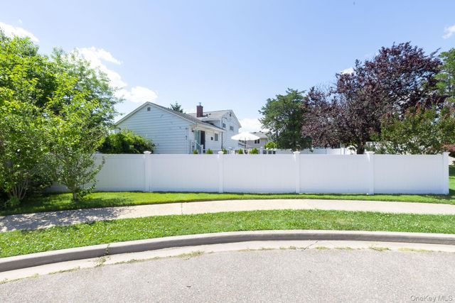 21 Pinetree Avenue, Hicksville, NY 11801