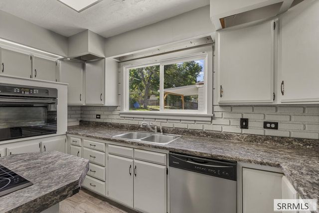 77 Cottonwood Avenue, Pocatello, ID 83204