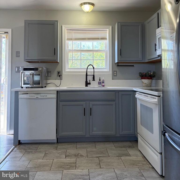 Image 10 of property listing at 108 ACOUSTIC DR, Martinsburg, WV 25404
