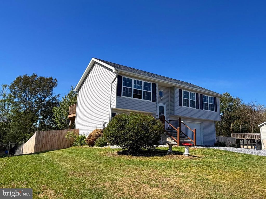 Image 3 of property listing at 108 ACOUSTIC DR, Martinsburg, WV 25404