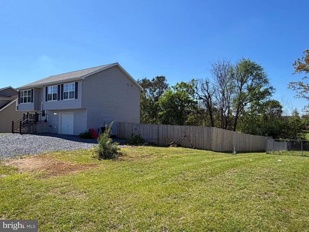 Image 4 of property listing at 108 ACOUSTIC DR, Martinsburg, WV 25404