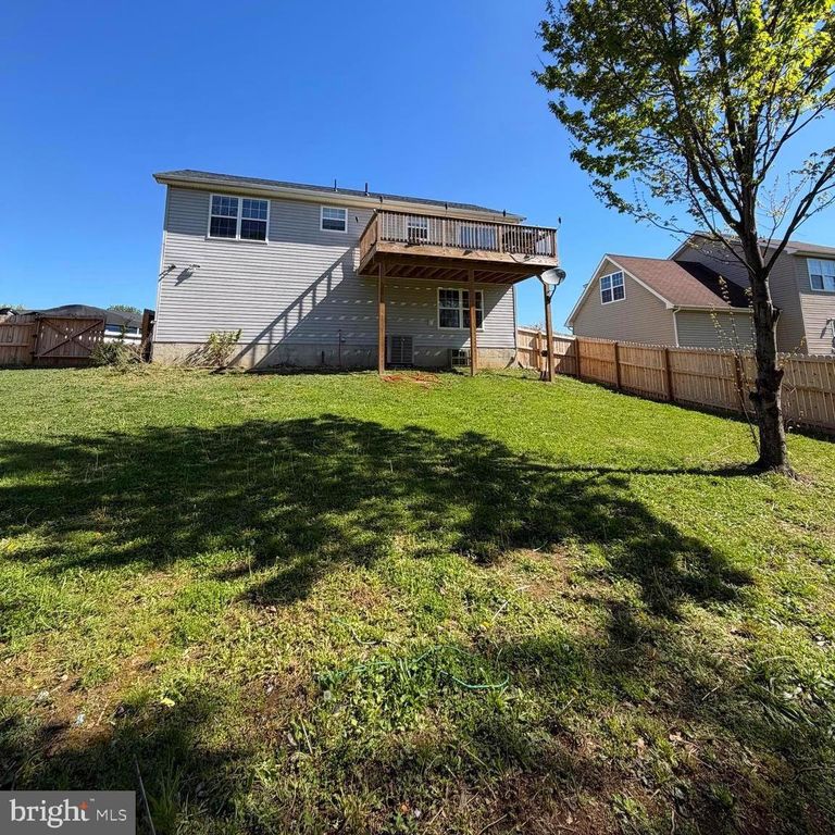 Image 5 of property listing at 108 ACOUSTIC DR, Martinsburg, WV 25404